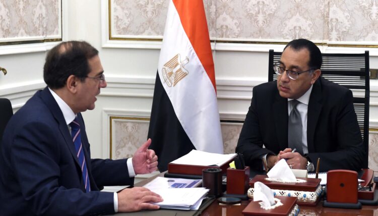 رئيس الوزراء مع وزير البترول