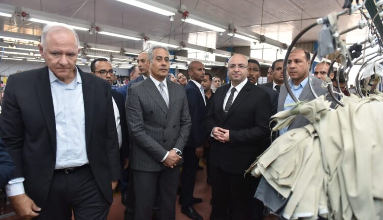 وزير العمل يزور الشركة السويسرية للملابس الجاهزة بالمنطقة الصناعية ببني سويف لتعزيز علاقات العمل