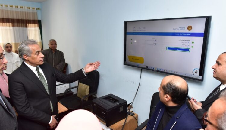 شهد حسن شحاتة، وزير العمل، اليوم الأحد بمبنى مديرية العمل بمحافظة الأسكندرية