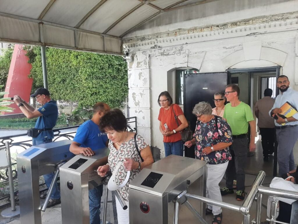 السياحة تُشغّل بوابات إلكترونية وماكينات حجز ذاتي في متاحف الإسكندرية وشرم الشيخ والغردقة