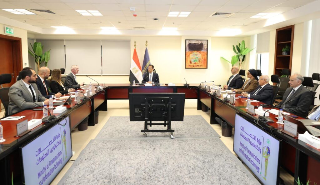 وزير الاتصالات يبحث مع مسؤولي إريكسون تعزيز التعاون الرقمي وخطط التوسع في مصر